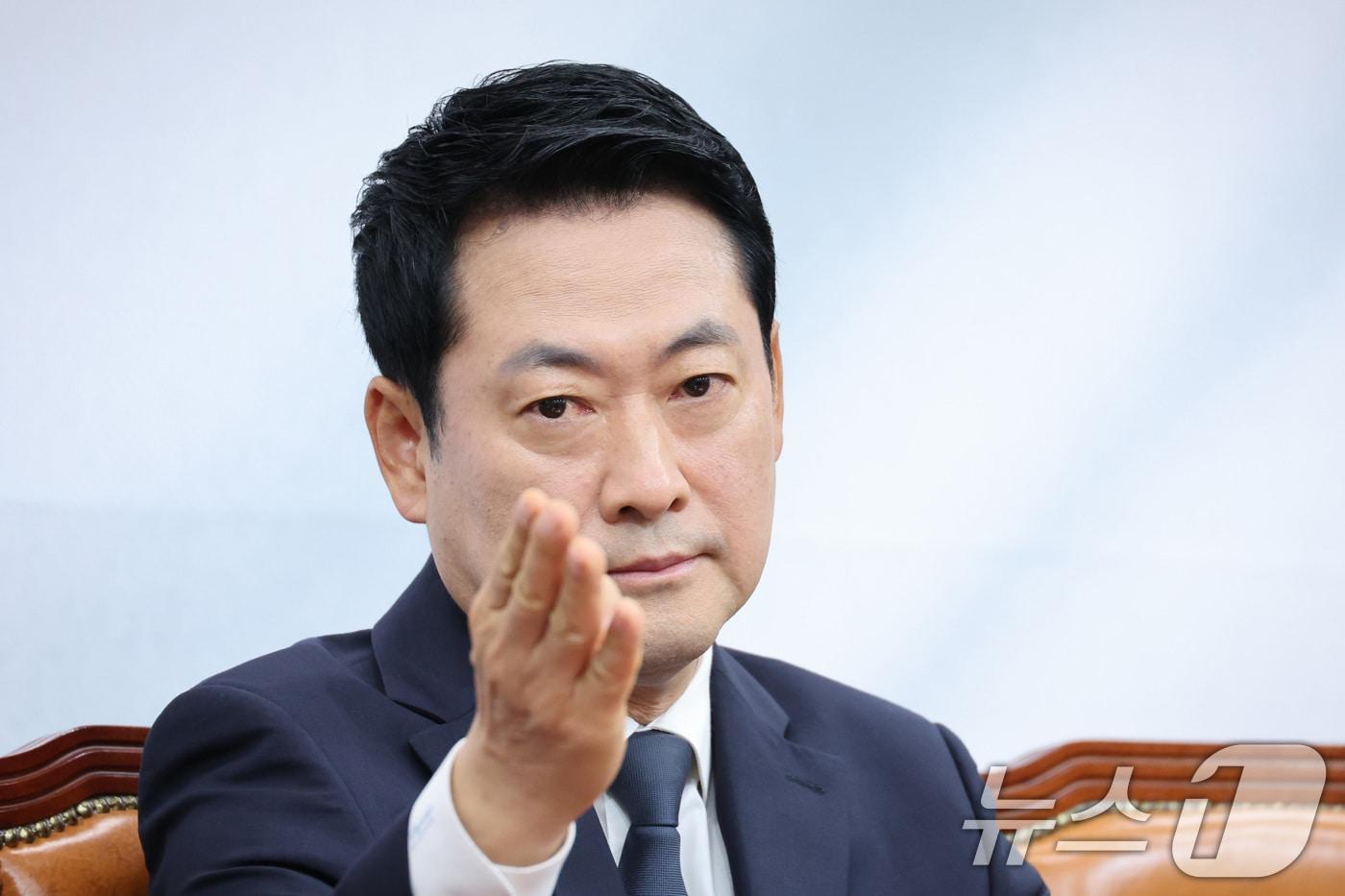 본문 이미지 - 장동혁 국민의힘 대표가 6일 서울 여의도 국회에서 열린 최고위원회의에서 손짓을 하고 있다. 2026.7.6 ⓒ 뉴스1 신웅수 기자