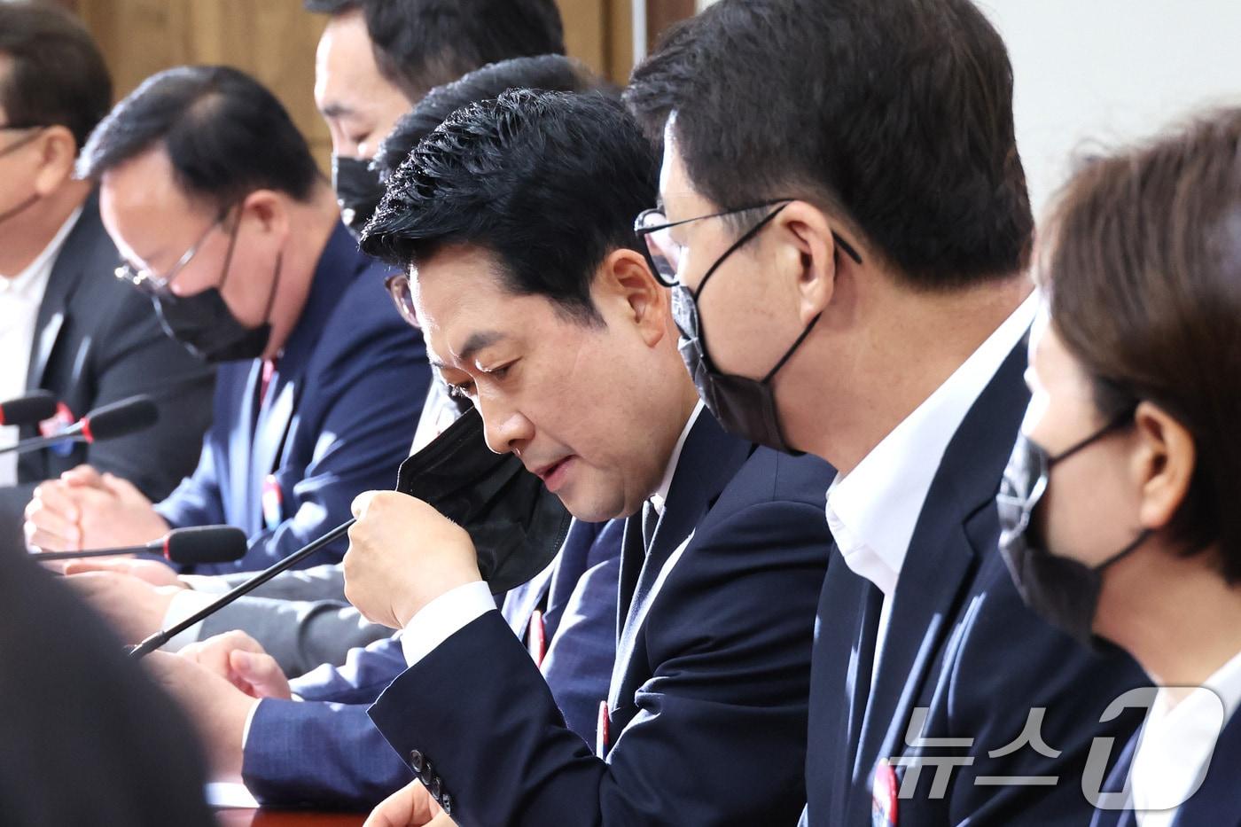 본문 이미지 - 장동혁 국민의힘 대표가 6일 서울 여의도 국회에서 열린 최고위원회의에서 마스크를 벗고 있다. 2026.7.6 ⓒ 뉴스1 신웅수 기자