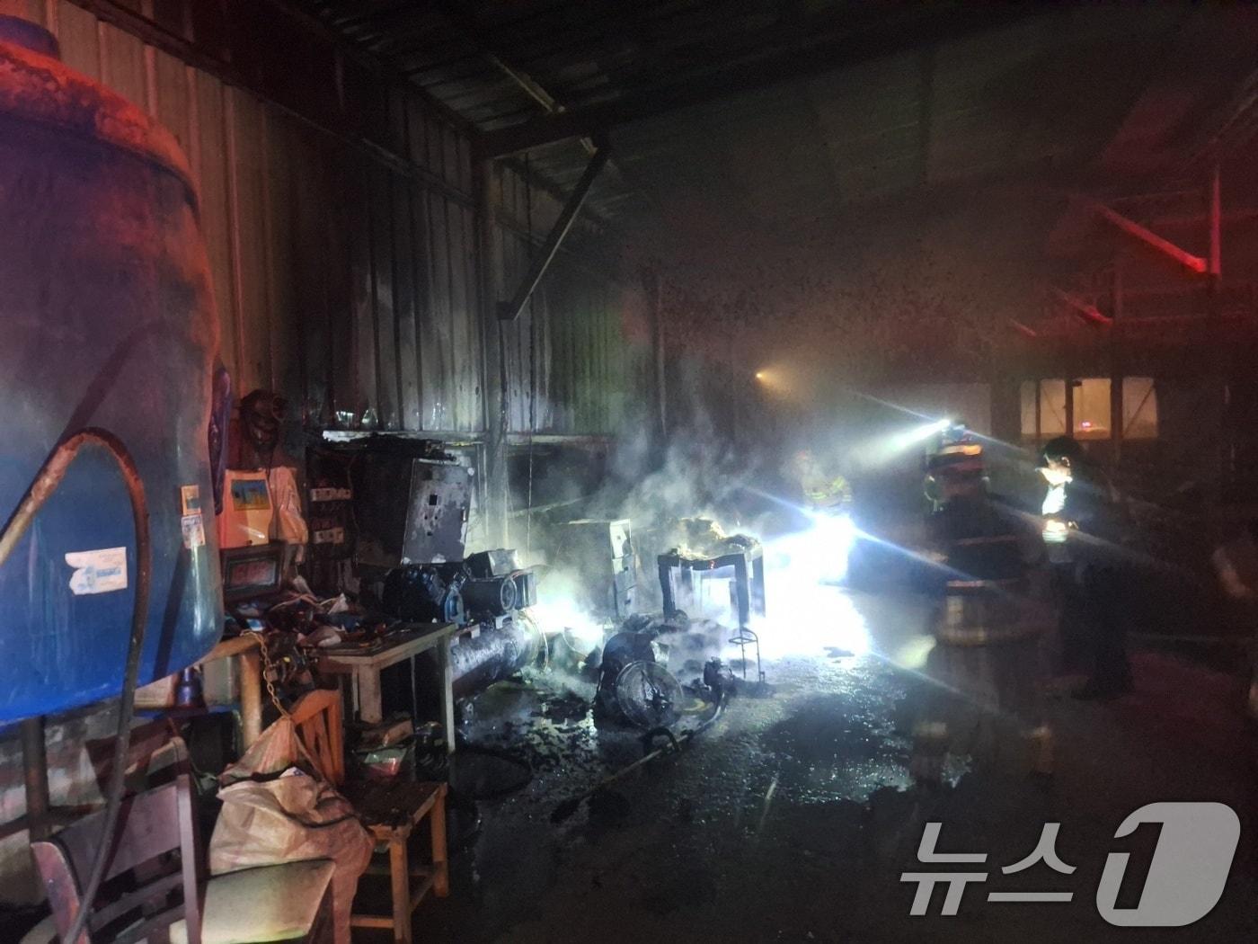 본문 이미지 - 6일 오전 0시 1분쯤 전남광주 담양군 담양읍의 한 우사에서 불이 나 소방당국이 진화하고 있다. (전남소방본부 제공. 재판매 및 DB금지) 2026.7.6 ⓒ 뉴스1 이수민 기자