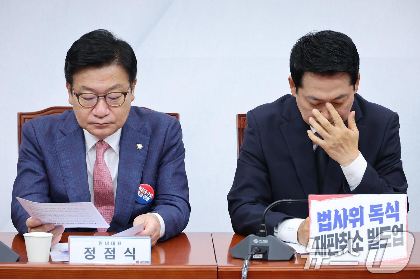 본문 이미지 - 장동혁 국민의힘 대표와 정점식 원내대표가 지난 6일 서울 여의도 국회에서 열린 최고위원회의에서 생각에 잠겨 있다. 2026.7.6 ⓒ 뉴스1 신웅수 기자