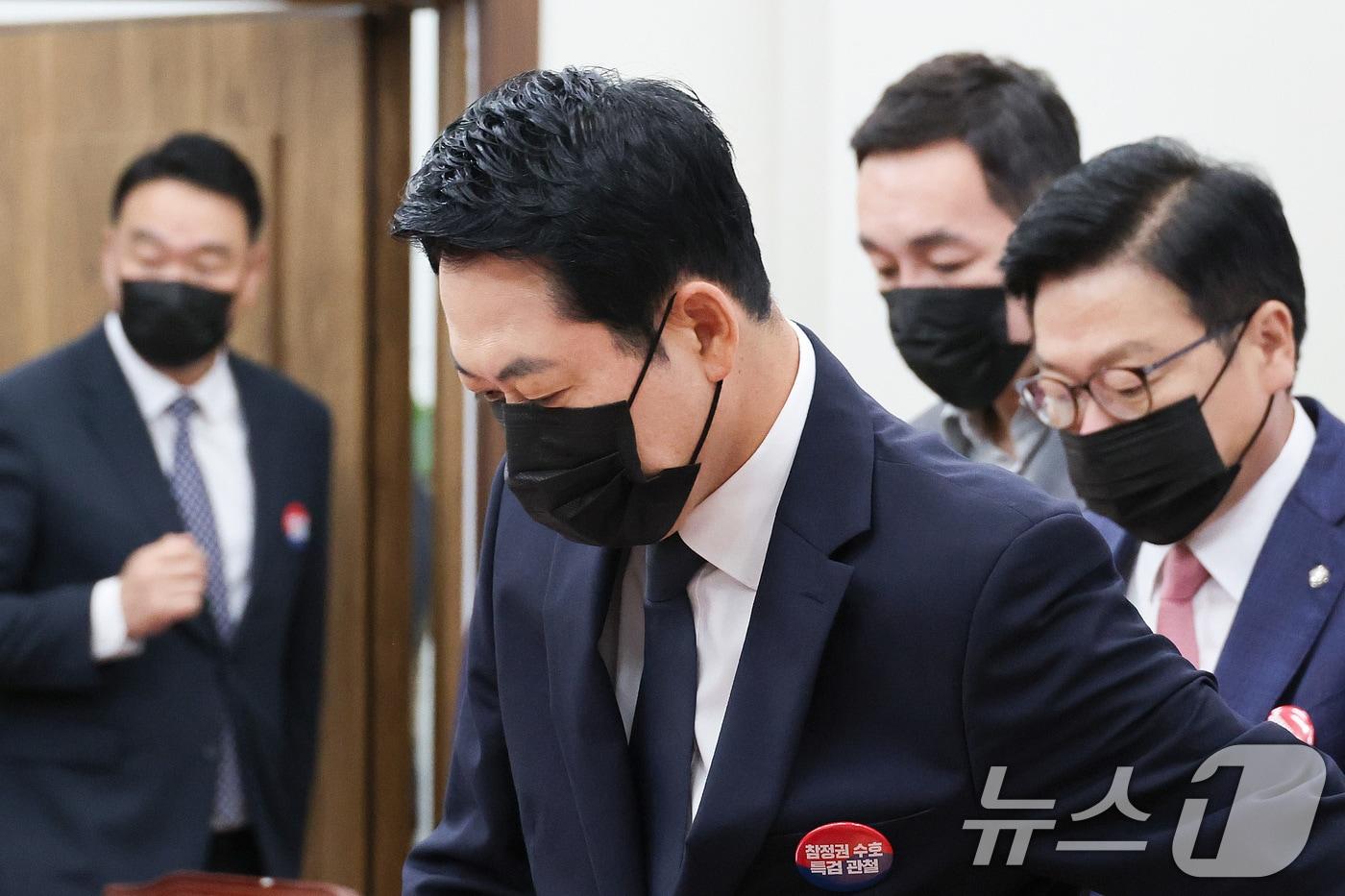 본문 이미지 - 장동혁 국민의힘 대표가 6일 서울 여의도 국회에서 열린 최고위원회의에 검은 마스크를 쓰고 참석하고 있다. 2026.7.6 ⓒ 뉴스1 신웅수 기자