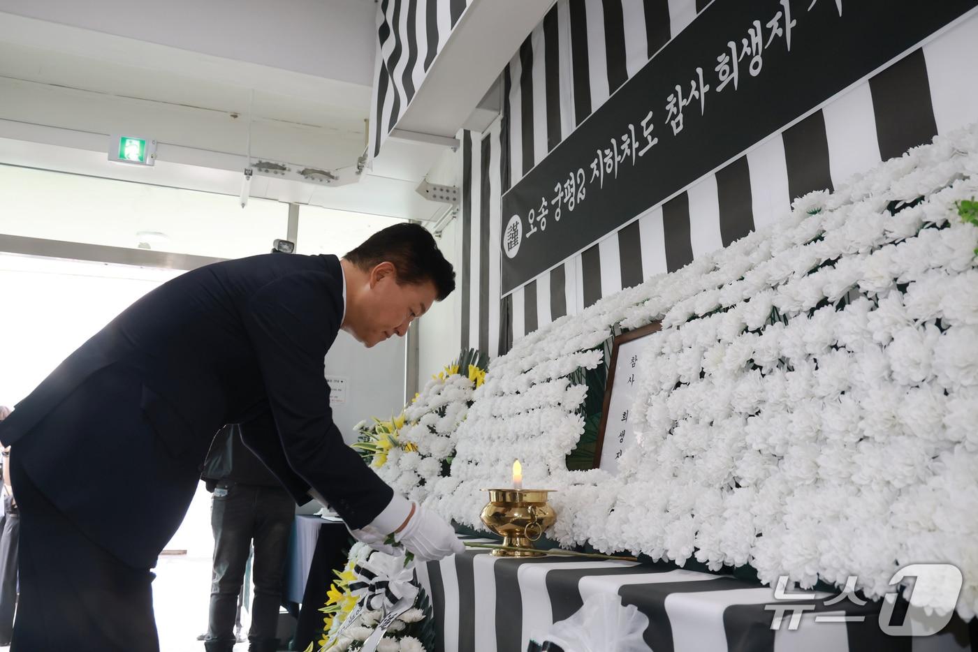 본문 이미지 - 신용한 충북지사가 6일 청주시 임시청사에 마련된 시민분향소를 찾아 오송참사 희생자를 애도하고 있다.(충북도 제공. 재판매 및 DB금지)/뉴스1