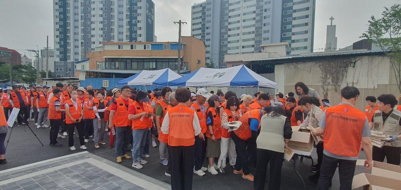 본문 이미지 - 4일 논산 화지중앙시장 일대에서 펼쳐진 환경정화 모습.(충남도 제공. 재판매 및 DB금지)/뉴스1 