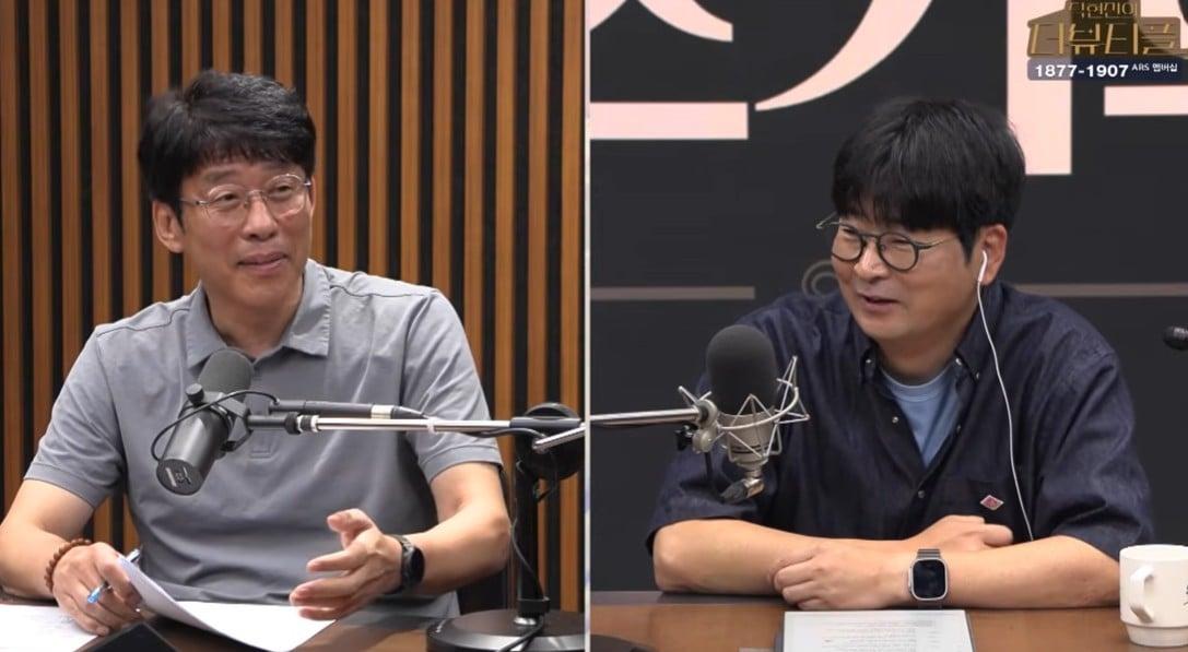 본문 이미지 - 신동호 전 문재인 정부 청와대 연설비서관(왼쪽)이 지난 5일 탁현민 전 청와대 의전비서관이 진행하는 유튜브 프로그램 '탁현민의 더 뷰티플'에 출연했다. (해당 유튜브 갈무리) 2026.07.06/뉴스1