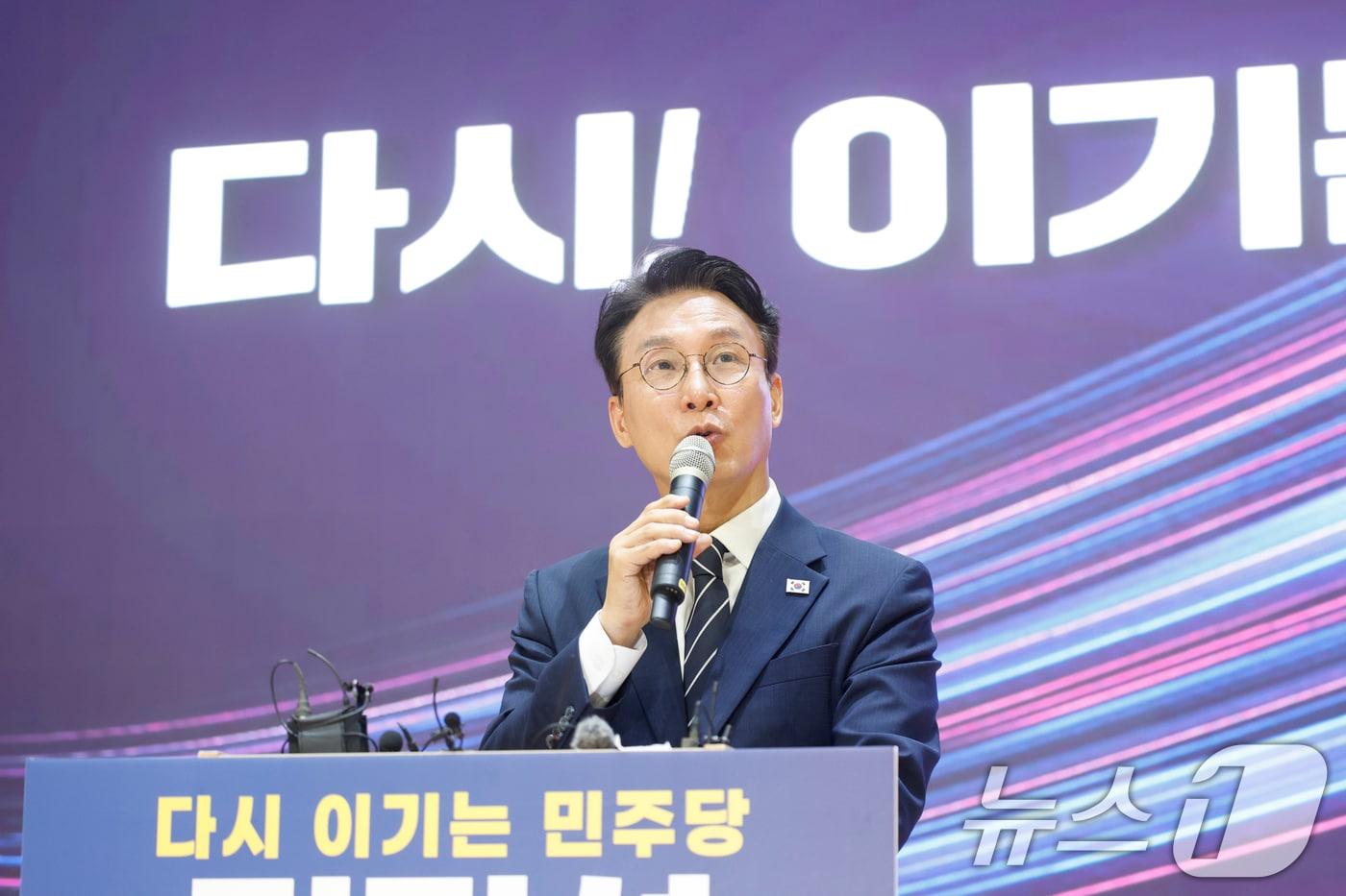 본문 이미지 - 김민석 전 총리가 6일 오전 전남광주통합특별시 동구 전일빌딩245에서 더불어민주당 당대표 출마를 선언했다. ⓒ 뉴스1 김태성 기자
