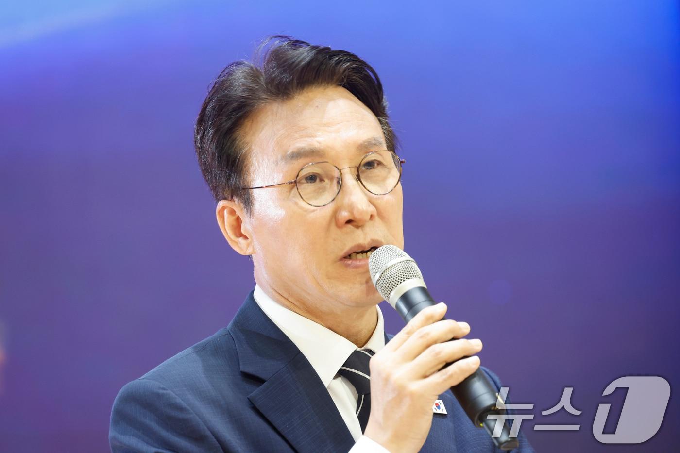 본문 이미지 - 김민석 전 총리가 6일 오전 전남광주통합특별시 동구 전일빌딩245에서 더불어민주당 당대표 출마를 선언하고 있다. 2026.7.6 ⓒ 뉴스1 김태성 기자