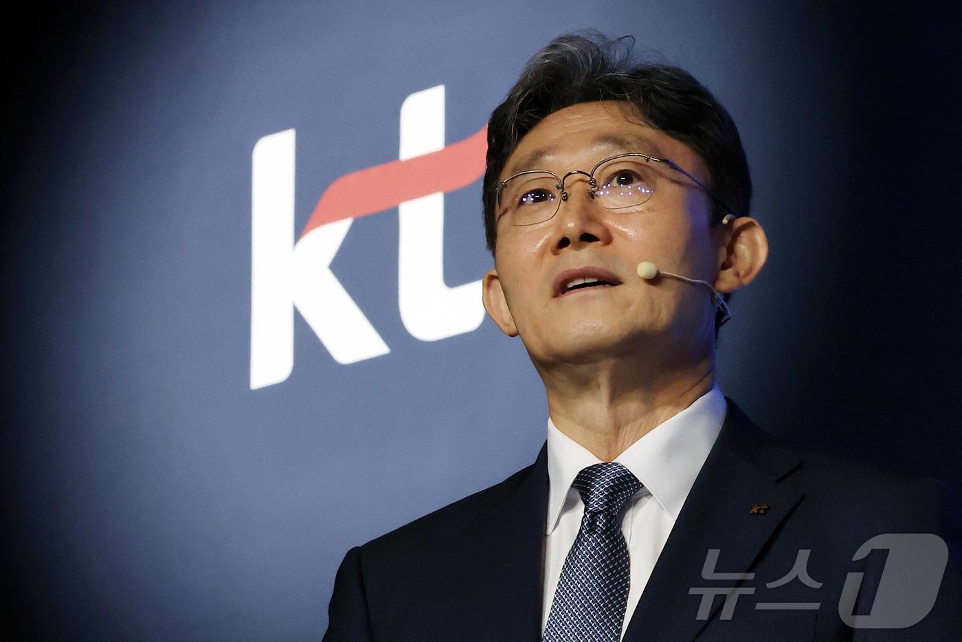 본문 이미지 - 박윤영 KT 대표이사가 6일 서울 광진구 풀만 앰배서더 서울 이스트폴에서 열린 AX Platform Company(인공지능 전환 플랫폼 컴퍼니) 사업전략 기자간담회에 참석해 핵심 전력을 발표하고 있다. 2026.7.6 ⓒ 뉴스1 김진환 기자