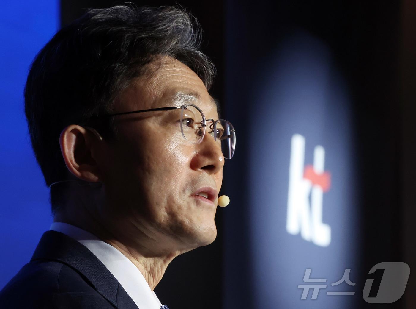 본문 이미지 - 박윤영 KT 대표이사가 6일 서울 광진구 풀만 앰배서더 서울 이스트폴에서 열린 AX Platform Company(인공지능 전환 플랫폼 컴퍼니) 사업전략 기자간담회에 참석해 핵심 전력을 발표하고 있다. 2026.7.6 ⓒ 뉴스1 김진환 기자