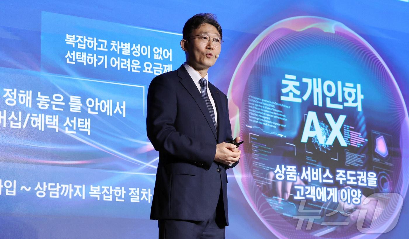 본문 이미지 - 박윤영 KT 대표이사가 6일 서울 광진구 풀만 앰배서더 서울 이스트폴에서 열린 AX Platform Company(인공지능 전환 플랫폼 컴퍼니) 사업전략 기자간담회에 참석해 핵심 전력을 발표하고 있다. 2026.7.6 ⓒ 뉴스1 김진환 기자