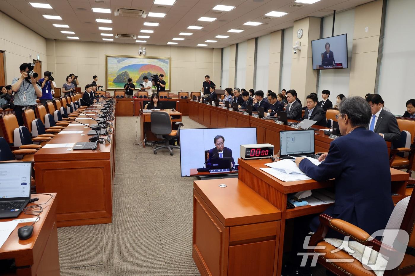 본문 이미지 - 6일 오전 서울 여의도 국회에서 열린 정무위원회 전체회의에 국민의힘 위원들이 불참, 자리가 비어 있다. 국민의힘 위원들은 더불어민주당의 단독 원구성에 반대하며 이날 정무위 전체회의에 불참했다. 2026.7.6 ⓒ 뉴스1 황기선 기자