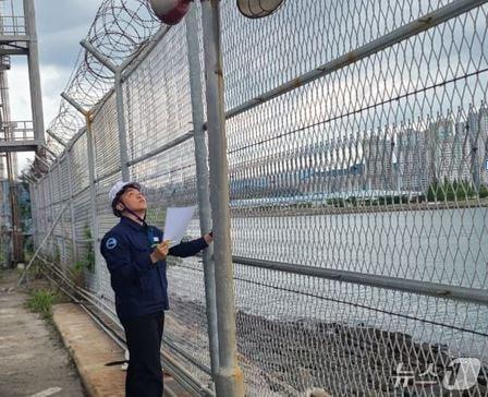 본문 이미지 - KOMSA 보안심사팀이 항만시설의 보안 울타리 상태를 점검 중이다.(한국해양교통안전공단 제공)