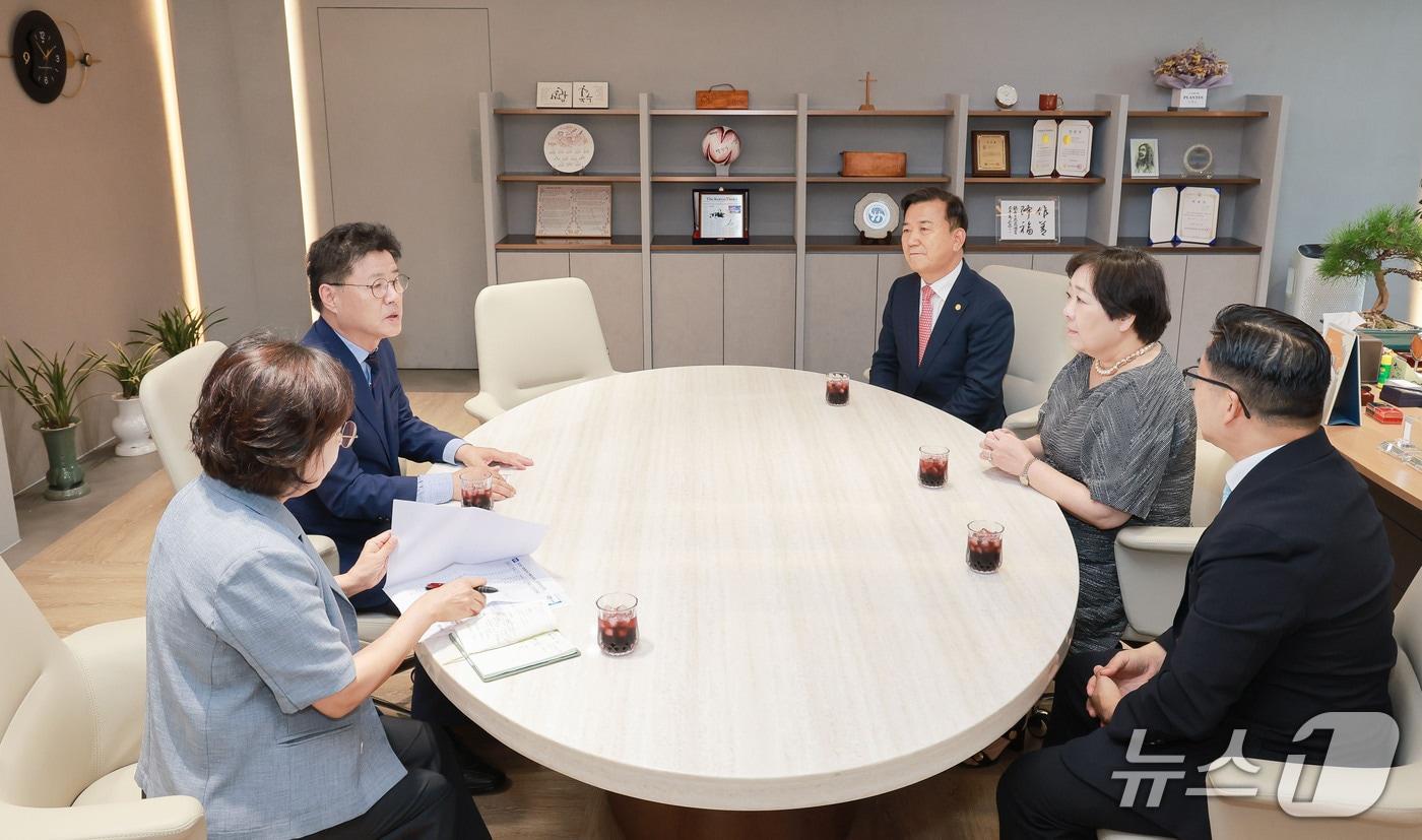 본문 이미지 - 한대희 경기 군포시장(왼쪽 두 번째)이 지난 2일 한세대학교를 방문해 관계자들과 소통하고 있다. (군포시 제공. 재판매 및 DB 금지) 2026.7.6/뉴스1 