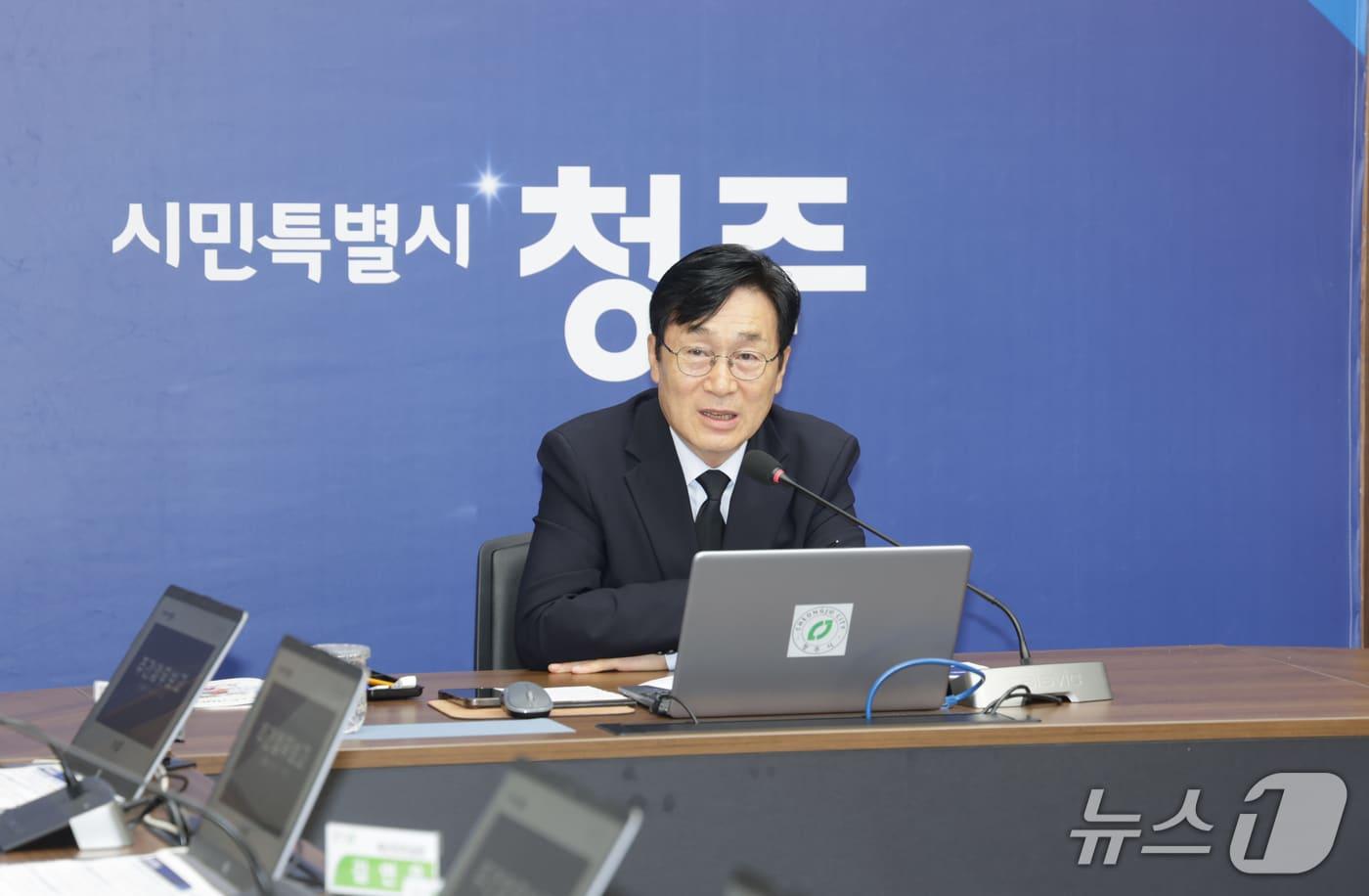 본문 이미지 - 이장섭 청주시장이 6일 청주시청에서 열린 주간 업무보고를 주재하고 있다.(청주시 제공. 재판매 및 DB금지)/뉴스1