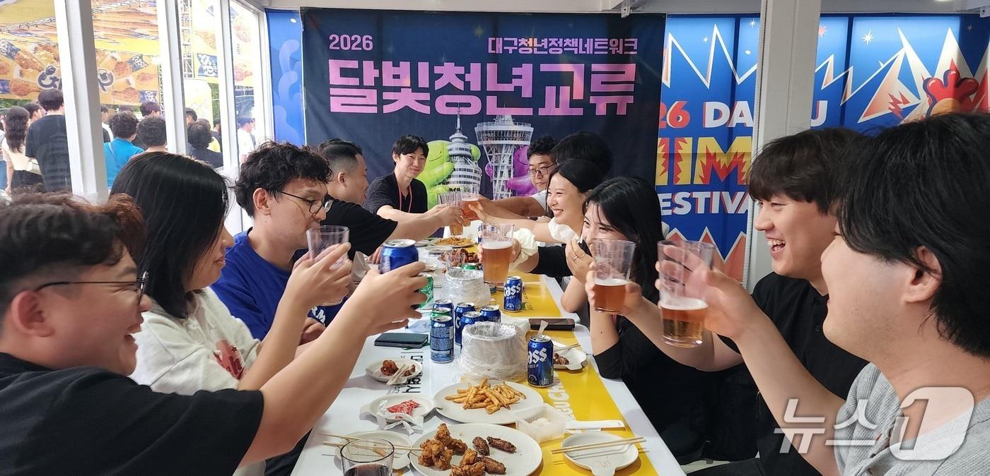 본문 이미지 - 대구청년정책네트워크와 광주청년위원회가 최근 대구치맥페스티벌 현장에서 만나 우의를 다지고 있다. (대구시 제공. 재판매 및 DB 금지)/뉴스1