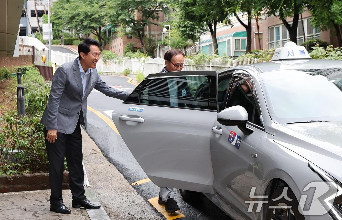 본문 이미지 - 오세훈 서울시장이 6일 서울 서대문구 시립서대문노인종합복지관에서 '동행 온다 콜택시' 이용 개선 상황을 점검하고 있다.2026.7.6 ⓒ 뉴스1 박지혜 기자