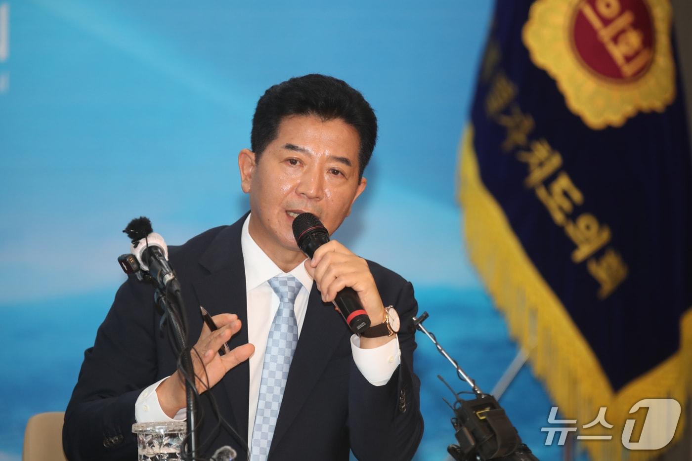 본문 이미지 - 송영훈 제주도의회 의장이 6일 오전 제주도의회 도민카페에서 취임 후 첫 기자간담회를 하고 있다.(제주도의회 제공, 재판매 및 DB 금지)