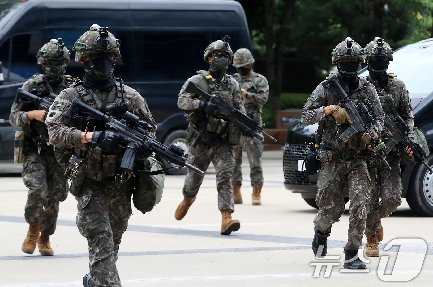 본문 이미지 - 2026년 화랑훈련 일환으로 다중이용시설 테러 대응 실제훈련이 진행되고 있다. ⓒ 뉴스1 윤일지 기자