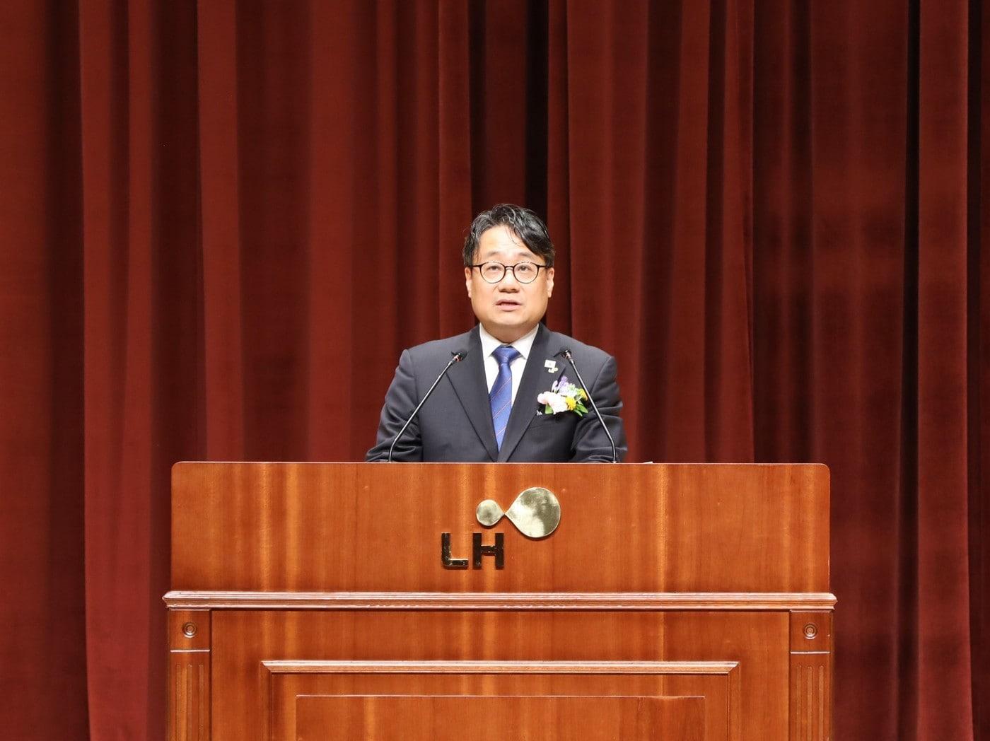 본문 이미지 - 이성훈 한국토지주택공사(LH) 신임 사장이 6일 경남 진주 본사에서 열린 취임식에서 취임사를 하고 있다.(LH 제공) / 뉴스1 ⓒ News1