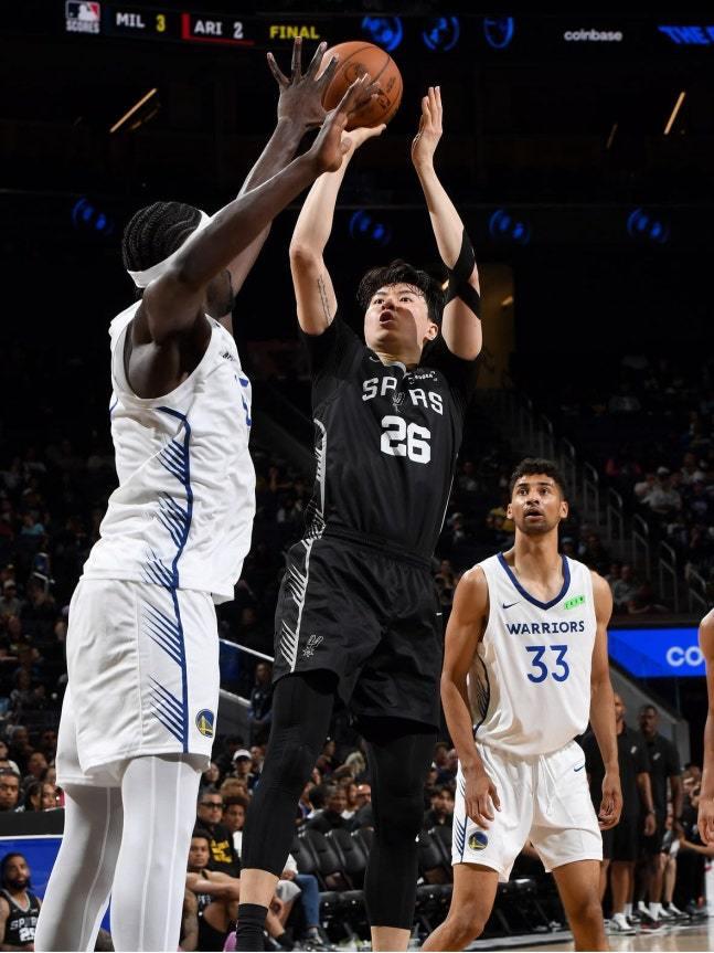본문 이미지 - NBA 샌안토니오 스퍼스에서 서머리그에 참가 중인 이현중(가운데)이 6일(한국시간) 골든스테이트 워리어스와 경기에서 슛을 쏘고 있다.(NBA G리그 SNS 캡처)