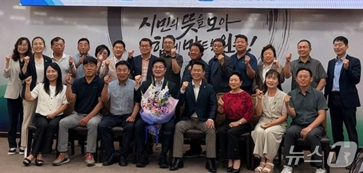본문 이미지 - 구자열 강원 원주시장이 지난 3일 시청 대회의실에서 열린 원주시주민자치협의회 7월 정례회의에 참석해 주민자치위원장들과 첫 상견례 일정을 소화했다. (원주시 제공. 재판매 및 DB금지) 2026.7.6/뉴스1