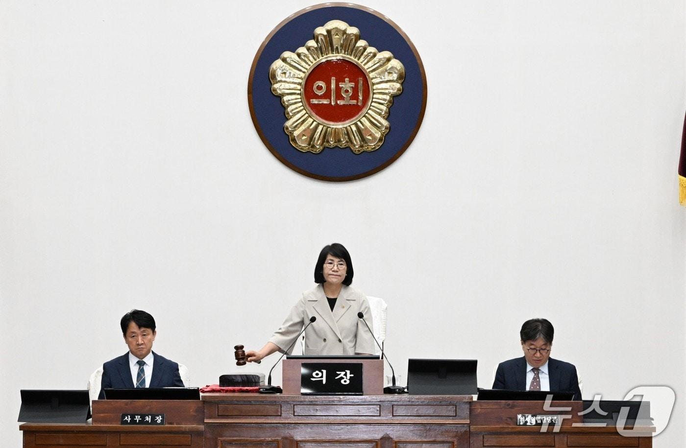 본문 이미지 - 이영해 울산시의회 전반기 의장이 6일 시의회 본회의장에서 의사봉을 잡고 있다.(울산시의회 제공. 재판매 및 DB금지)/뉴스1