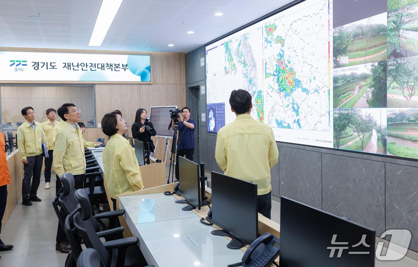 본문 이미지 - 추미애 경기도지사가 6일 오전 도청 재난안전상황실에서 여름철 풍수해 대비 태세를 점검하고 있다.(경기도 제공. 재판매 및 DB금지)