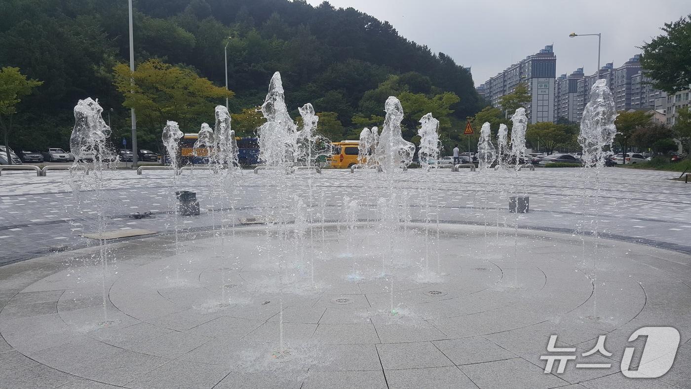 본문 이미지 - 금암광장 바닥분수 가동사진(계룡시 제공. 재판매 및 DB 금지)/뉴스1