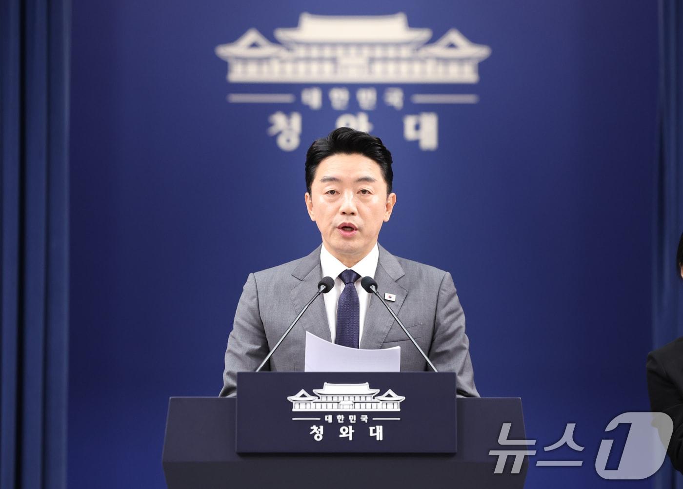 본문 이미지 - 강훈식 대통령 비서실장이 6일 청와대 춘추관에서 메가프로젝트 민관합동 점검회의 결과를 브리핑하고 있다. 2026.7.6 ⓒ 뉴스1 허경 기자