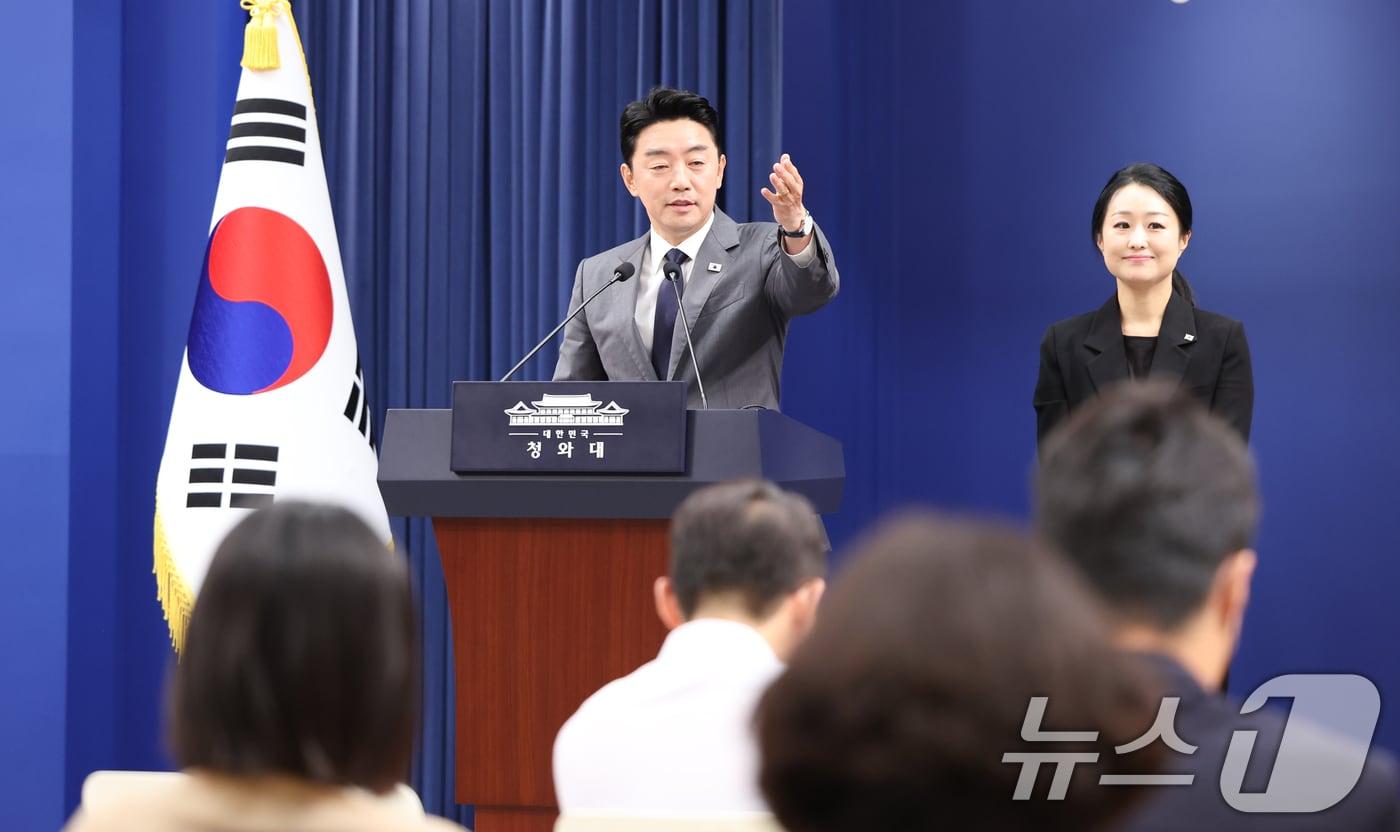 본문 이미지 - 강훈식 대통령 비서실장이 6일 청와대 춘추관에서 메가프로젝트 민관합동 점검회의 결과를 브리핑하고 있다. 2026.7.6 ⓒ 뉴스1 허경 기자