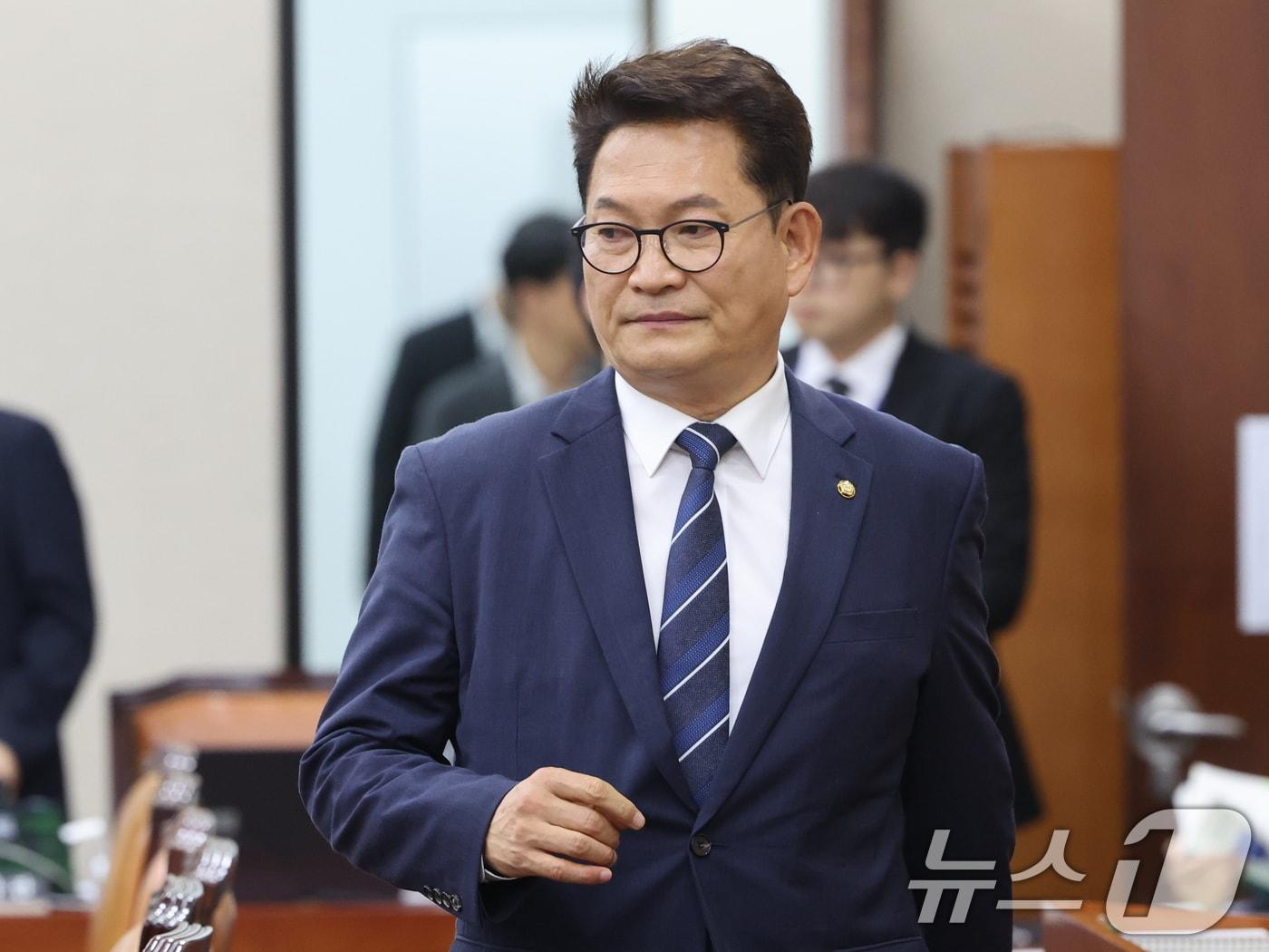 본문 이미지 - 송영길 더불어민주당 의원이 6일 오후 서울 여의도 국회에서 열린 국방위원회 전체회의에 참석하고 있다. 2026.7.6 ⓒ 뉴스1 황기선 기자