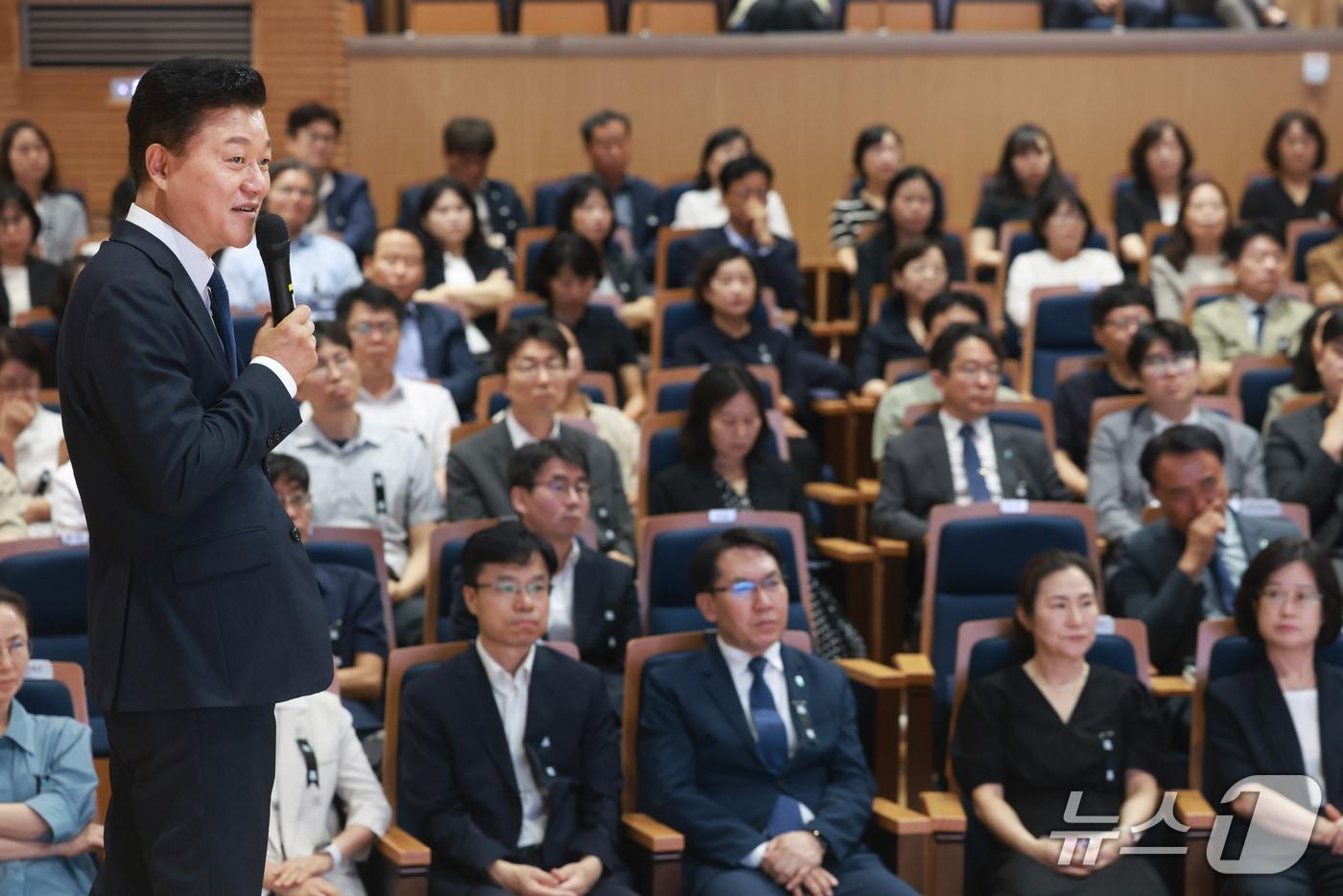본문 이미지 - 신용한 충북지사가 6일 직원조회를 열고 민선 9기 도정이 지향할 핵심 가치와 운영 철학을 공유하고 있다. (충북도 제공. 재판매 및 DB금지)/뉴스1