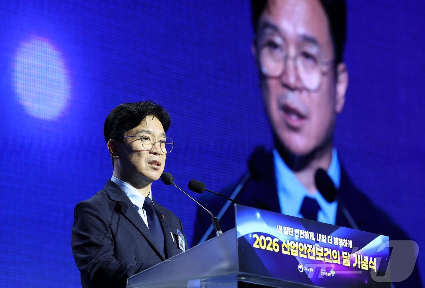 본문 이미지 - 김영훈 고용노동부 장관이 6일 경기도 고양시 킨텍스에서 열린 2026 산업안전보건의 달 기념식에서 기념사를 하고 있다. 2026.7.6 ⓒ 뉴스1 김성진 기자