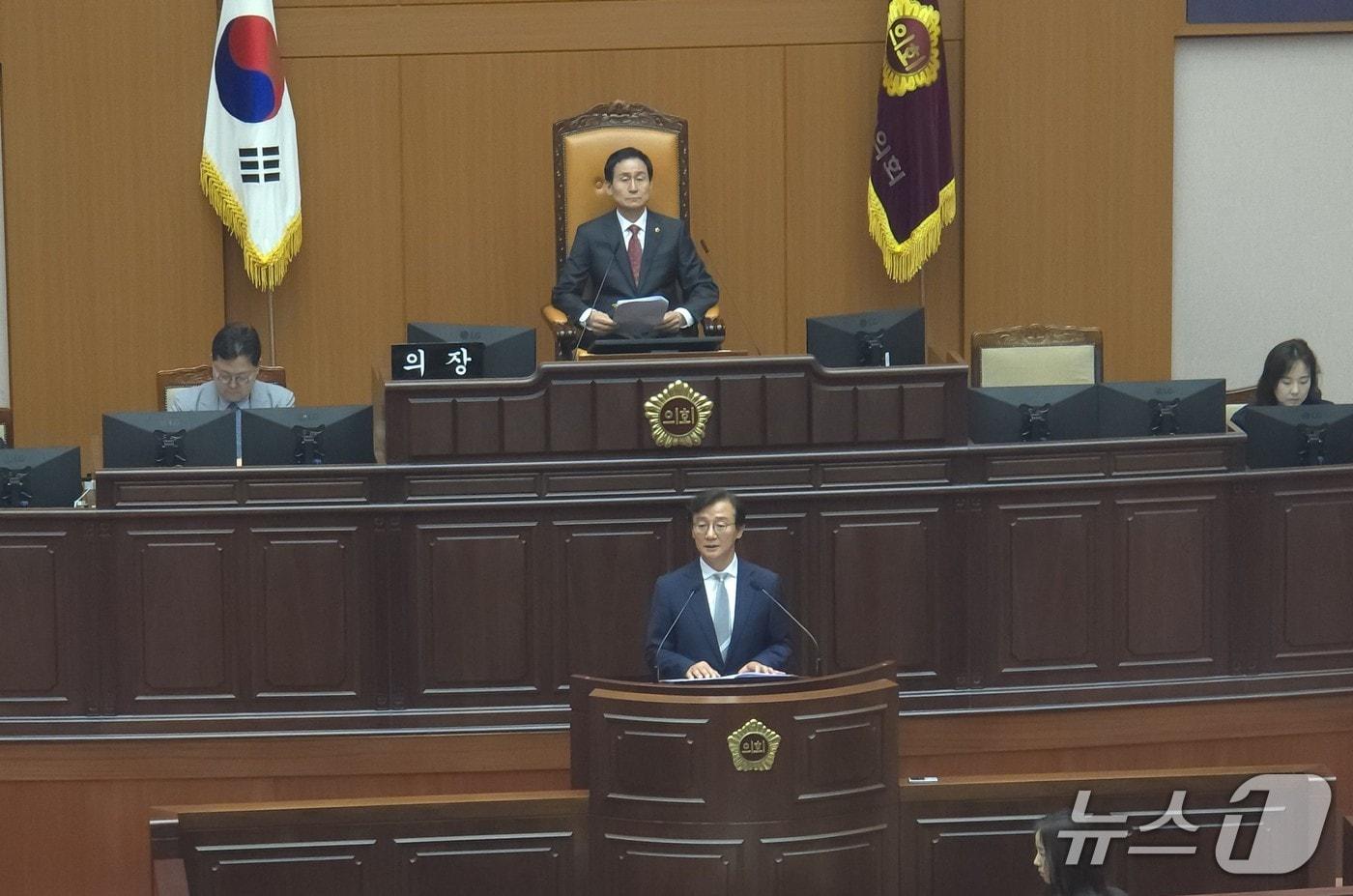 본문 이미지 - 전재수 부산시장이 6일 제10대 부산시의회 개원 기념식에 참석해 축하의 말을 전하고 있다.2026.7.6 ⓒ 뉴스1 이주현 기자