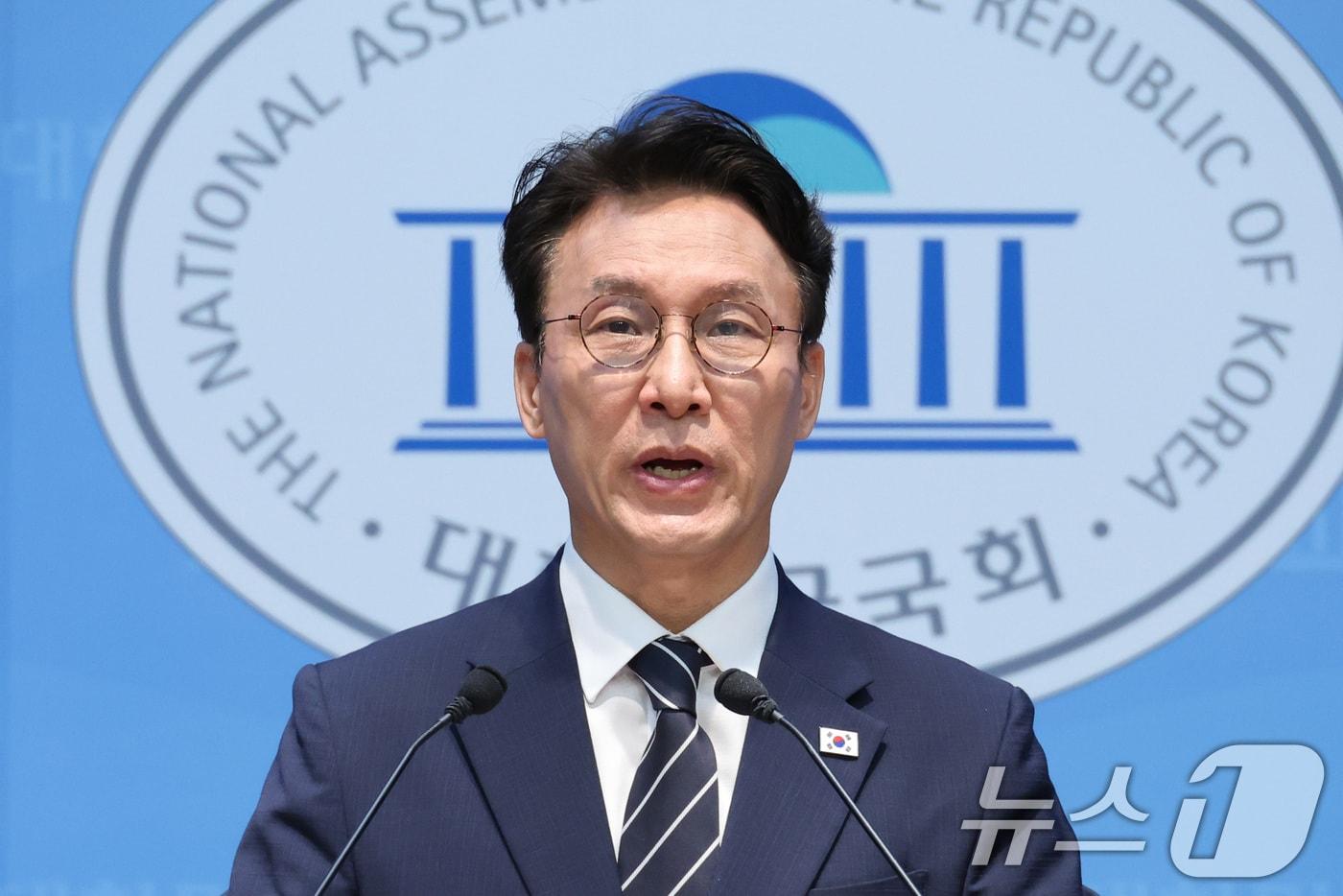 본문 이미지 - 김민석 전 국무총리가 6일 서울 여의도 국회 소통관에서 더불어민주당 대표 출마 기자회견을 하고 있다. 2026.7.6 ⓒ 뉴스1 신웅수 기자