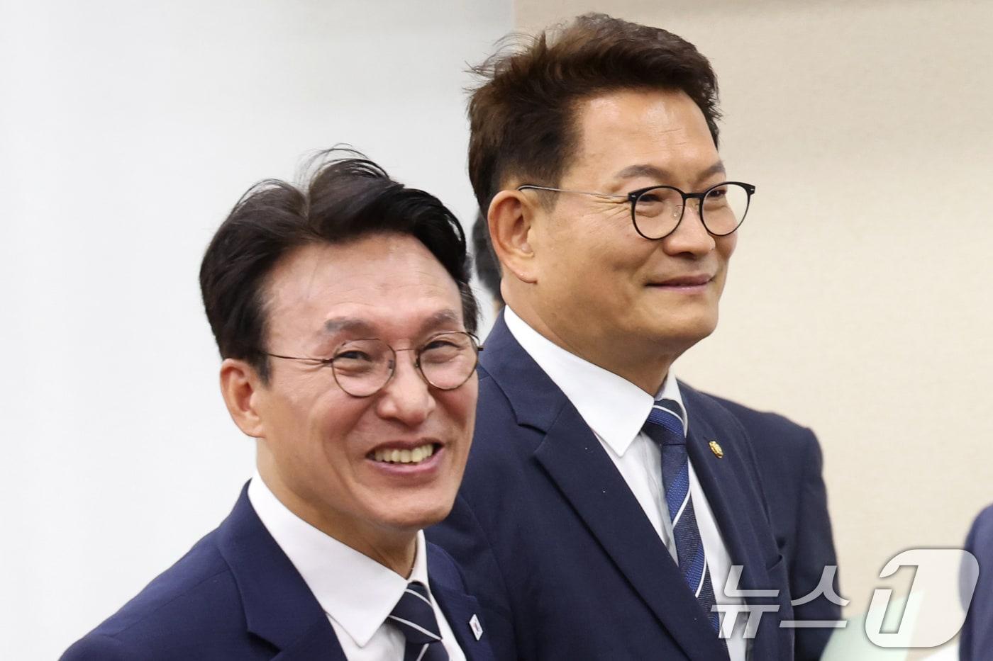 본문 이미지 - 더불어민주당 당권 주자인 김민석, 송영길 의원이 지난 6일 오후 서울 여의도 국회에서 열린 국방위원회 전체회의에서 산회 후 함께 발걸음을 옮기고 있다. 2026.7.6 ⓒ 뉴스1 황기선 기자