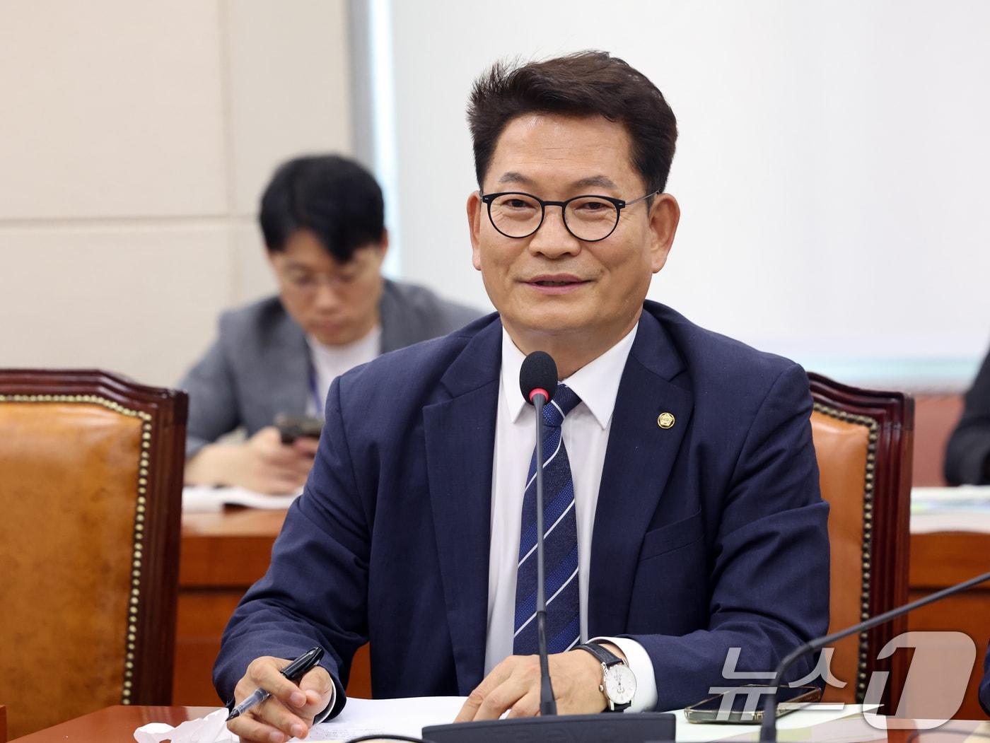 본문 이미지 - 송영길 더불어민주당 의원이 6일 오후 서울 여의도 국회에서 열린 국방위원회 전체회의에서 인사말을 하고 있다. 2026.7.6 ⓒ 뉴스1 황기선 기자