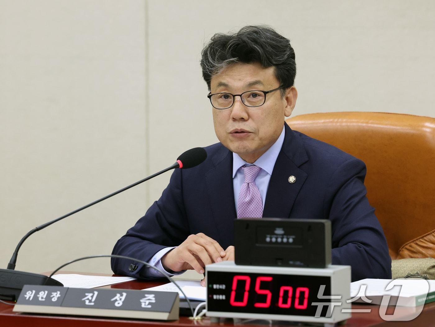 본문 이미지 - 진성준 국회 국방위원장이 6일 오후 서울 여의도 국회에서 열린 국방위원회 전체회의에서 인사말을 하고 있다. 2026.7.6 ⓒ 뉴스1 황기선 기자
