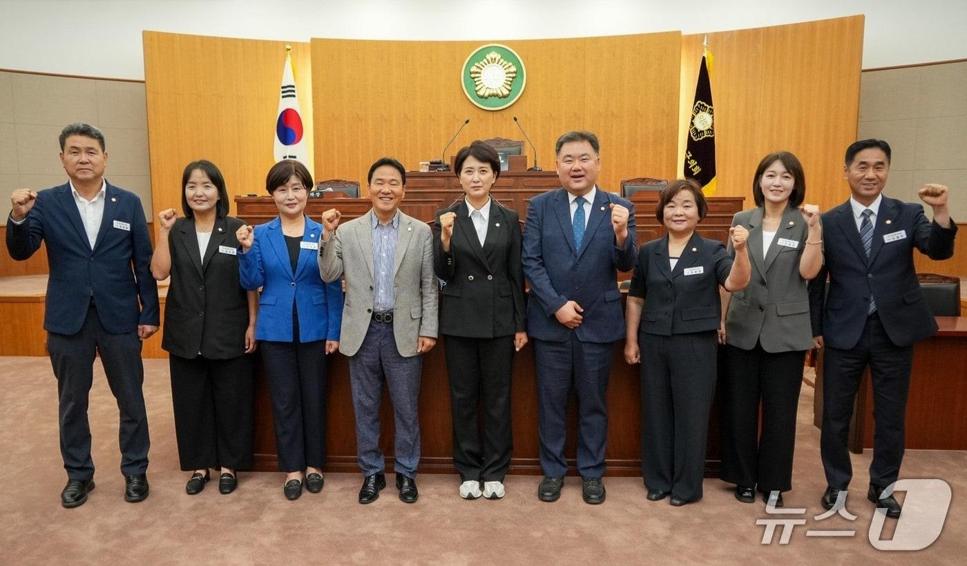 본문 이미지 - 제9대 울산 북구의회가 6일 본회의장에서 제231회 임시회 1차 본회의를 열고 전반기 원구성을 마치고 기념사진을 찍고 있다.(울산 북구의회 제공. 재판매 및 DB금지)/뉴스1
