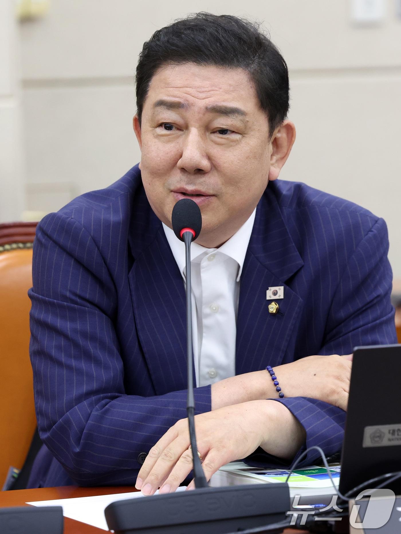 본문 이미지 - 김병기 무소속 의원이 6일 오후 서울 여의도 국회에서 열린 국방위원회 전체회의에서 인사말을 하고 있다. 2026.7.6 ⓒ 뉴스1 황기선 기자