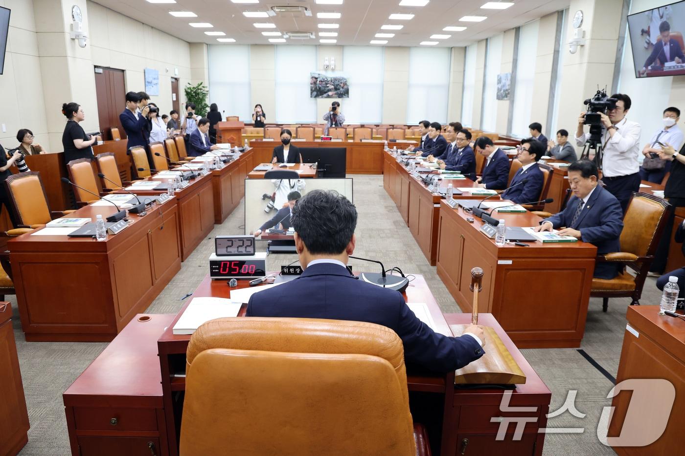 본문 이미지 - 진성준 국회 국방위원장이 6일 오후 서울 여의도 국회에서 열린 국방위원회 전체회의에서 의사봉을 두드리고 있다.  2026.7.6 ⓒ 뉴스1 황기선 기자