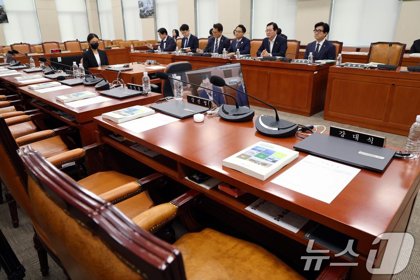 본문 이미지 - 6일 오후 서울 여의도 국회에서 열린 국방위원회 전체회의에 국민의힘 위원들이 불참, 자리가 비어 있다. 국민의힘 위원들은 더불어민주당의 단독 원구성에 반대하며 이날 국방위위 전체회의에 불참했다. 2026.7.6 ⓒ 뉴스1 황기선 기자