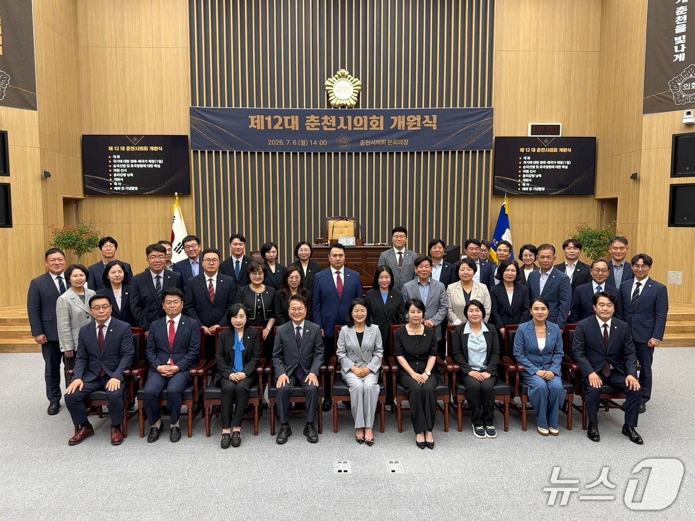 본문 이미지 - 6일 오후 춘천시의회 본회의장에서 열린 제12대 시의회 개원식이 끝난 뒤 육동한 춘천시장, 이희자 시의장, 정경옥 부의장, 시의원 등이 기념촬영을 진행했다.2026.7.6 한귀섭 기자