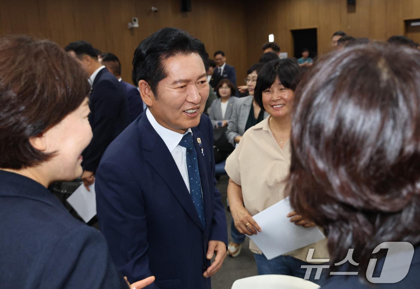 본문 이미지 - 정청래 전 더불어민주당 대표가 6일 경기 수원시 영통구 경기도의회 대회의실에서 열린 '제12대 경기도의회 더불어민주당 제1차 의원총회'에서 도의원들과 인사를 하고 있다. 2026.7.6 ⓒ 뉴스1 김영운 기자