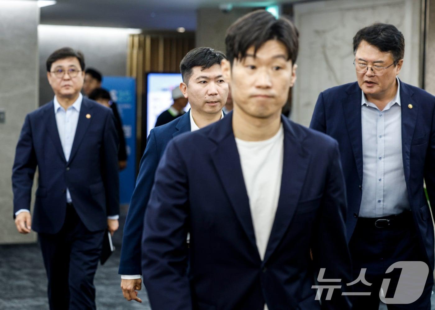 본문 이미지 - 최휘영 문화체육관광부 장관, 유승민 대한체육회장, 박지성 국제축구연맹(FIFA) 분과위원회 위원이 6일 서울 송파구 서울올림픽파크텔에서 열린 'K-축구혁신위원회' 출범식에 참석하고 있다. (공동취재) 2026.7.6 ⓒ 뉴스1 안은나 기자