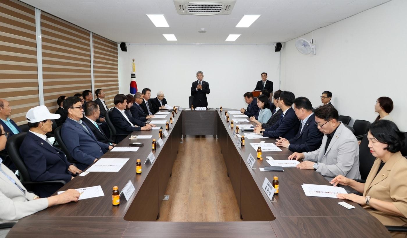 본문 이미지 - 13대 충남도의회 전반기 의장단 도내 주요 기관 방문 모습.(도의회 제공. 재판매 및 DB금지)/뉴스1 