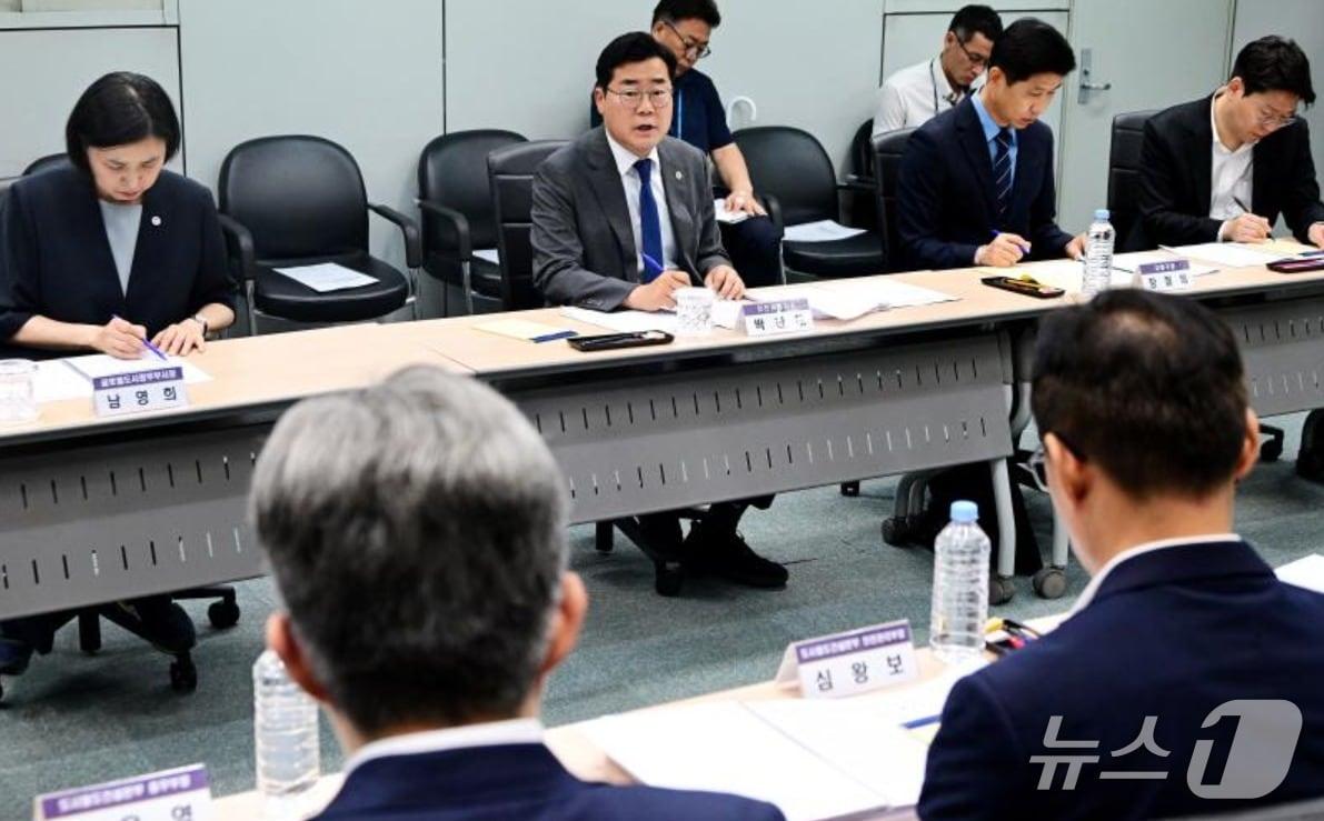 본문 이미지 - 박찬대 인천시장이 6일 남동구 도시철도건설본부에서 열린 업무보고에서 주요현안을 논의하고 있다. (인천시 제공.재판매 및 DB금지)