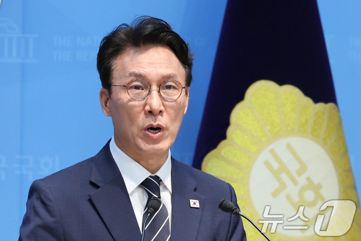 본문 이미지 - 김민석 전 국무총리가 6일 서울 여의도 국회 소통관에서 더불어민주당 대표 출마 기자회견을 하고 있다. 2026.7.6 ⓒ 뉴스1 신웅수 기자
