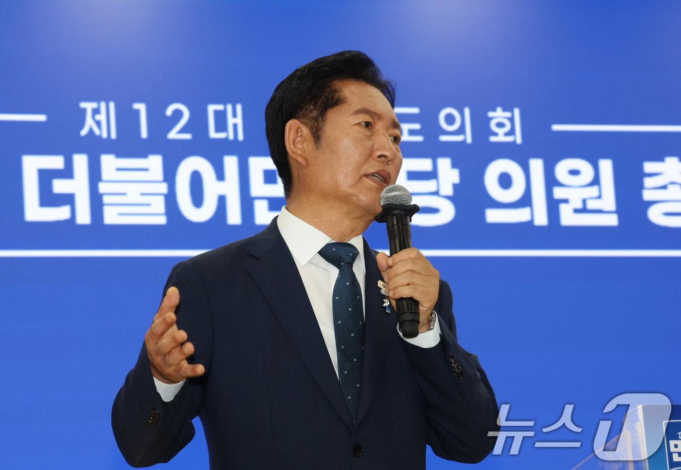 본문 이미지 - 정청래 전 더불어민주당 대표가 6일 경기 수원시 영통구 경기도의회 대회의실에서 열린 '제12대 경기도의회 더불어민주당 제1차 의원총회'에서 인사말을 하고 있다. 2026.7.6 ⓒ 뉴스1 김영운 