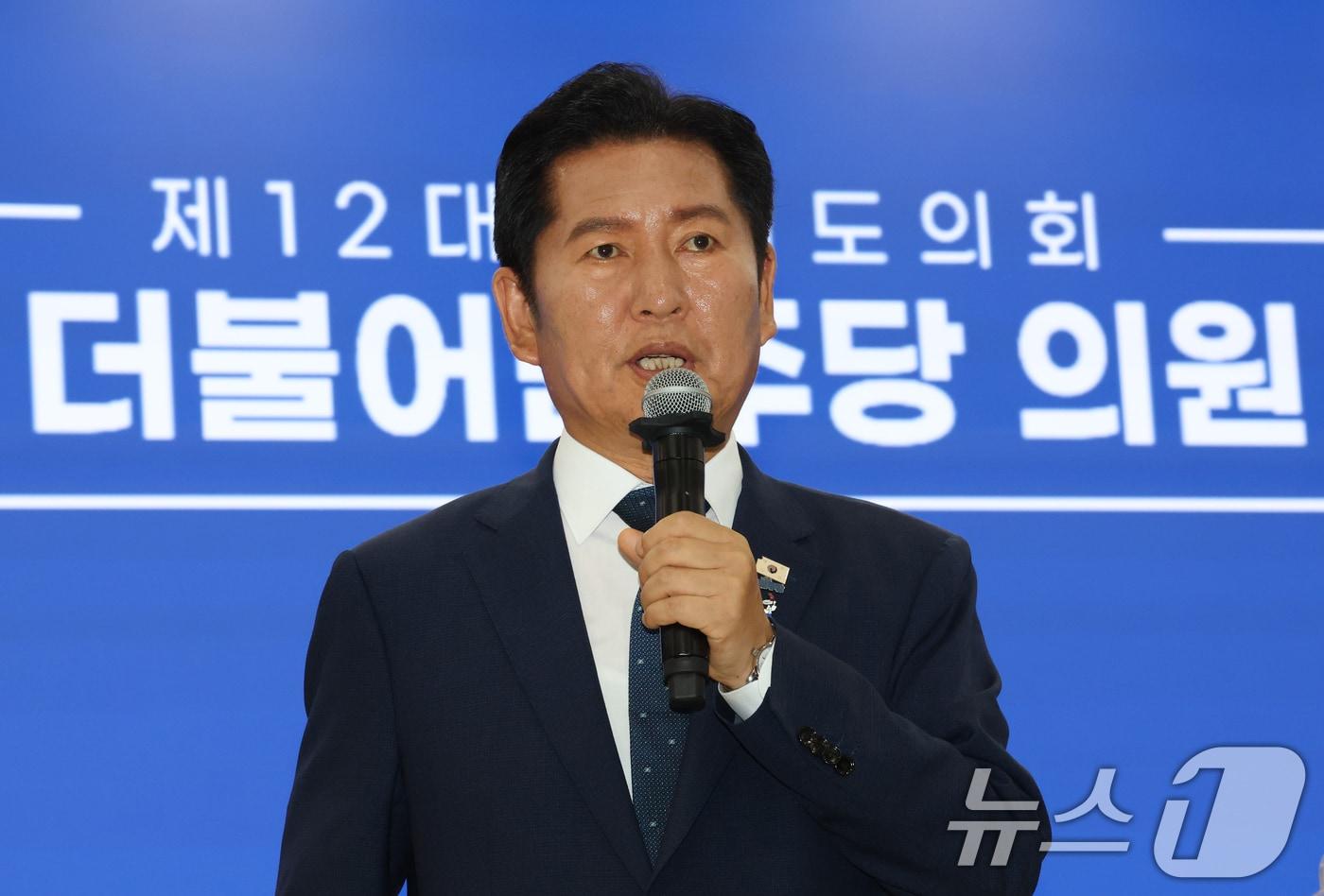 본문 이미지 - 정청래 전 더불어민주당 대표가 6일 경기 수원시 영통구 경기도의회 대회의실에서 열린 '제12대 경기도의회 더불어민주당 제1차 의원총회'에서 인사말을 하고 있다. 2026.7.6 ⓒ 뉴스1 김영운 기자