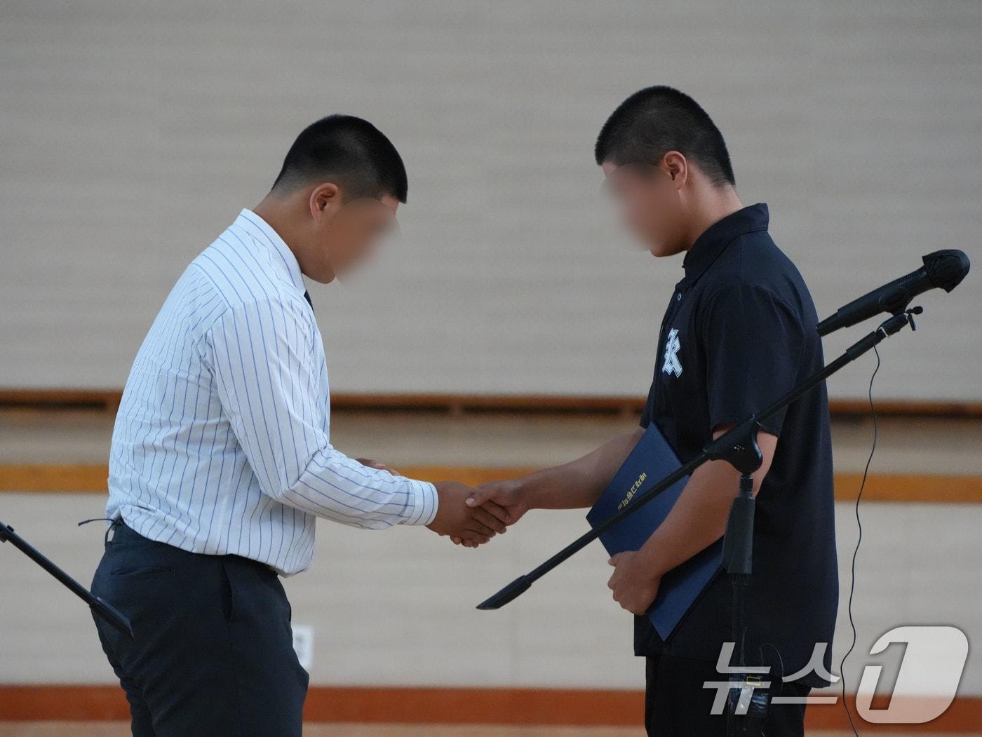 본문 이미지 - 5·18민주화운동 조롱성 응원으로 논란을 빚은 서울 배재고 야구부 학생주장이 6일 광주제일고를 방문해 야구부 주장에게 사과문을 전달하고 있다. 2026.7.6 ⓒ 뉴스1 김태성 기자